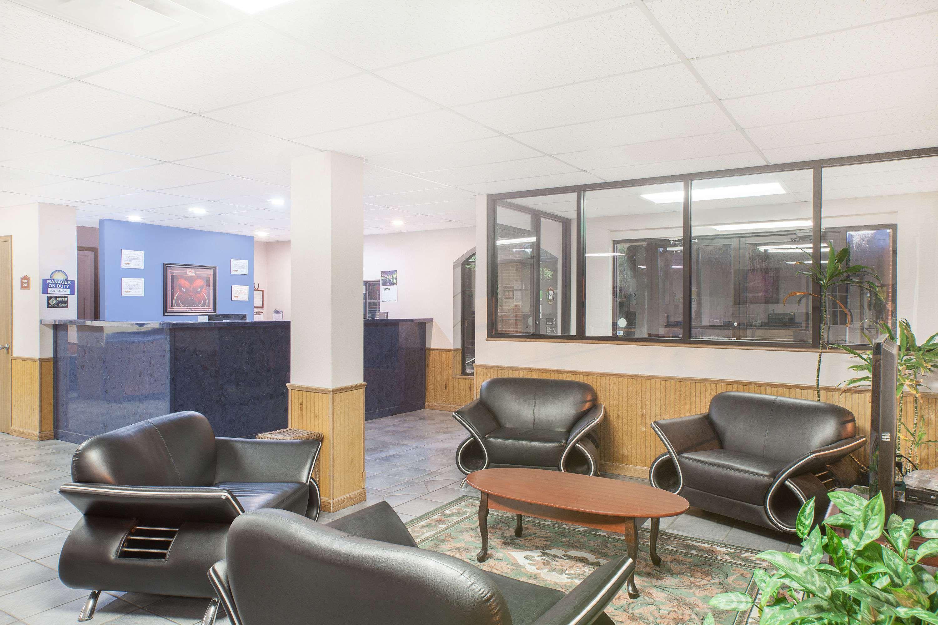 Vista Lobby Days Inn by Wyndham Fayetteville