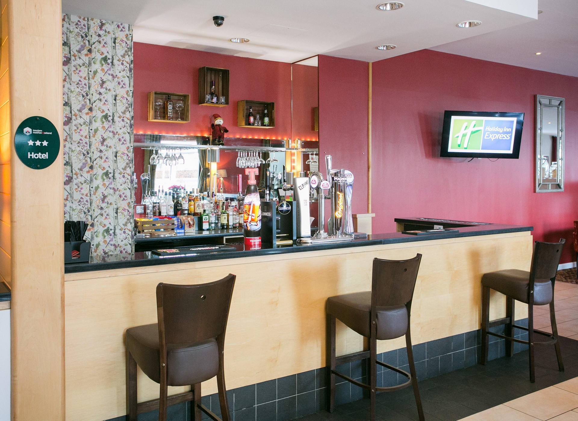 Bar/Salón Holiday Inn Express Antrim by IHG