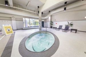 Renta temporal - Reno'd 2.5bdrm Condo, free Parking, Pool, Hot tub, walk to BC place Rogers Arena