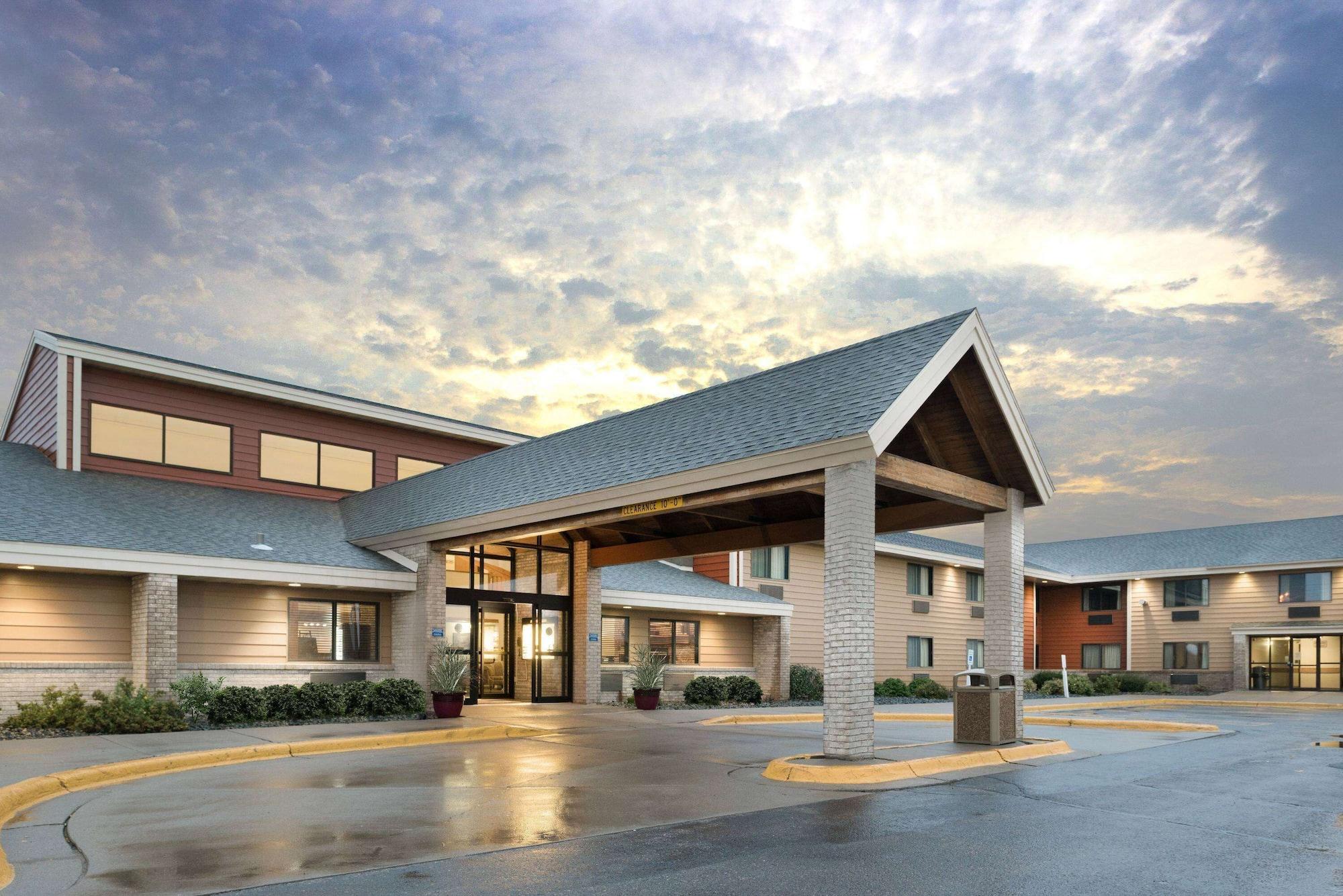 Vista Exterior AmericInn by Wyndham Wahpeton