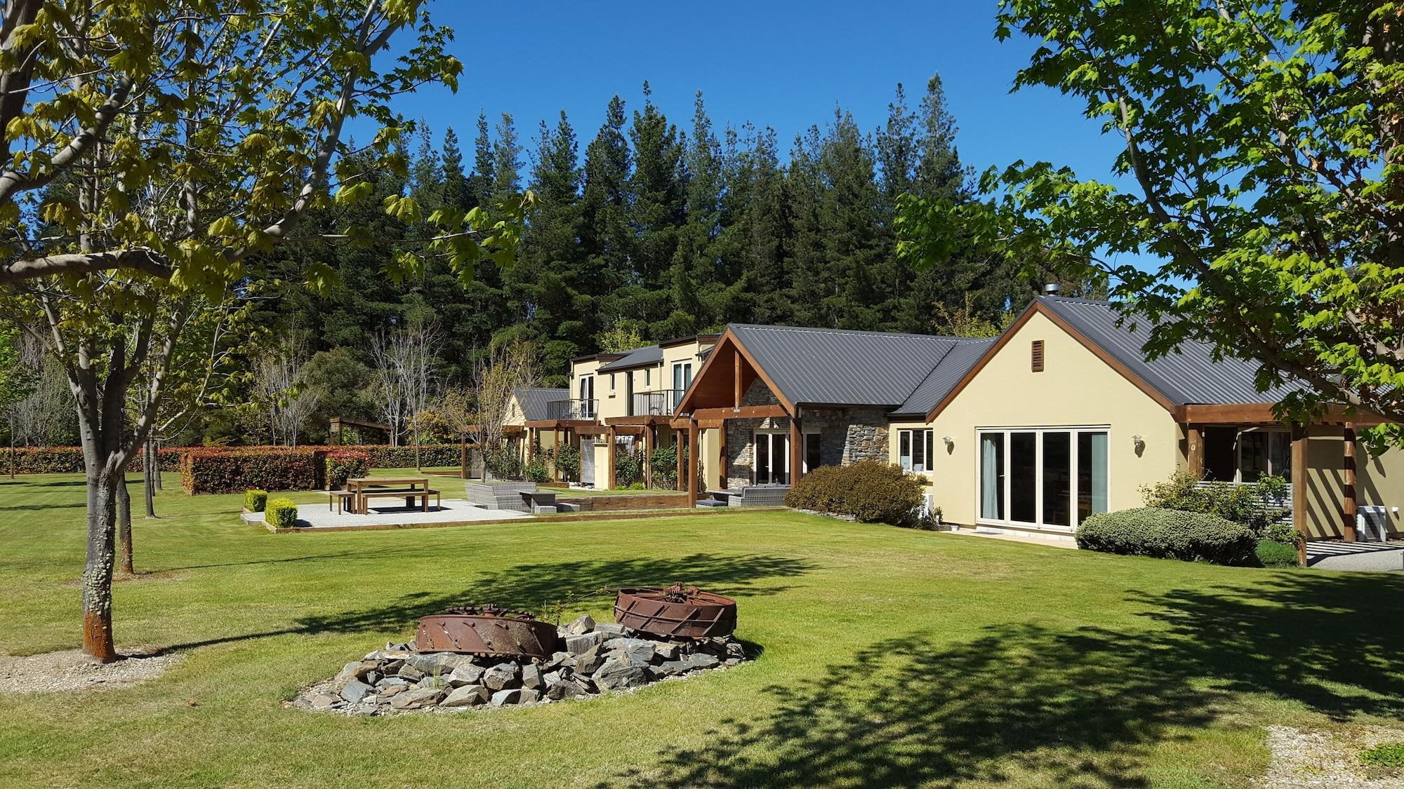 Varios Maple Lodge