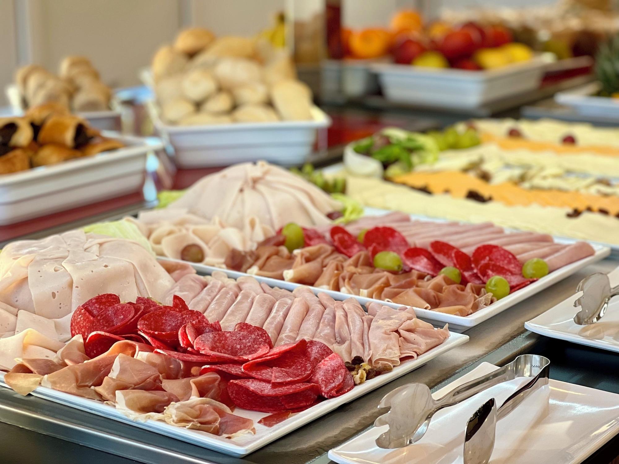 Restaurant Ramada Hotel & Suites by Wyndham Costa del Sol