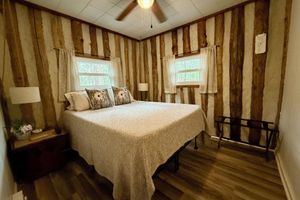 Alquiler Vacacional - Creekside Log Cabin w/firepit, near quaint towns Thomas/Davis & many state parks