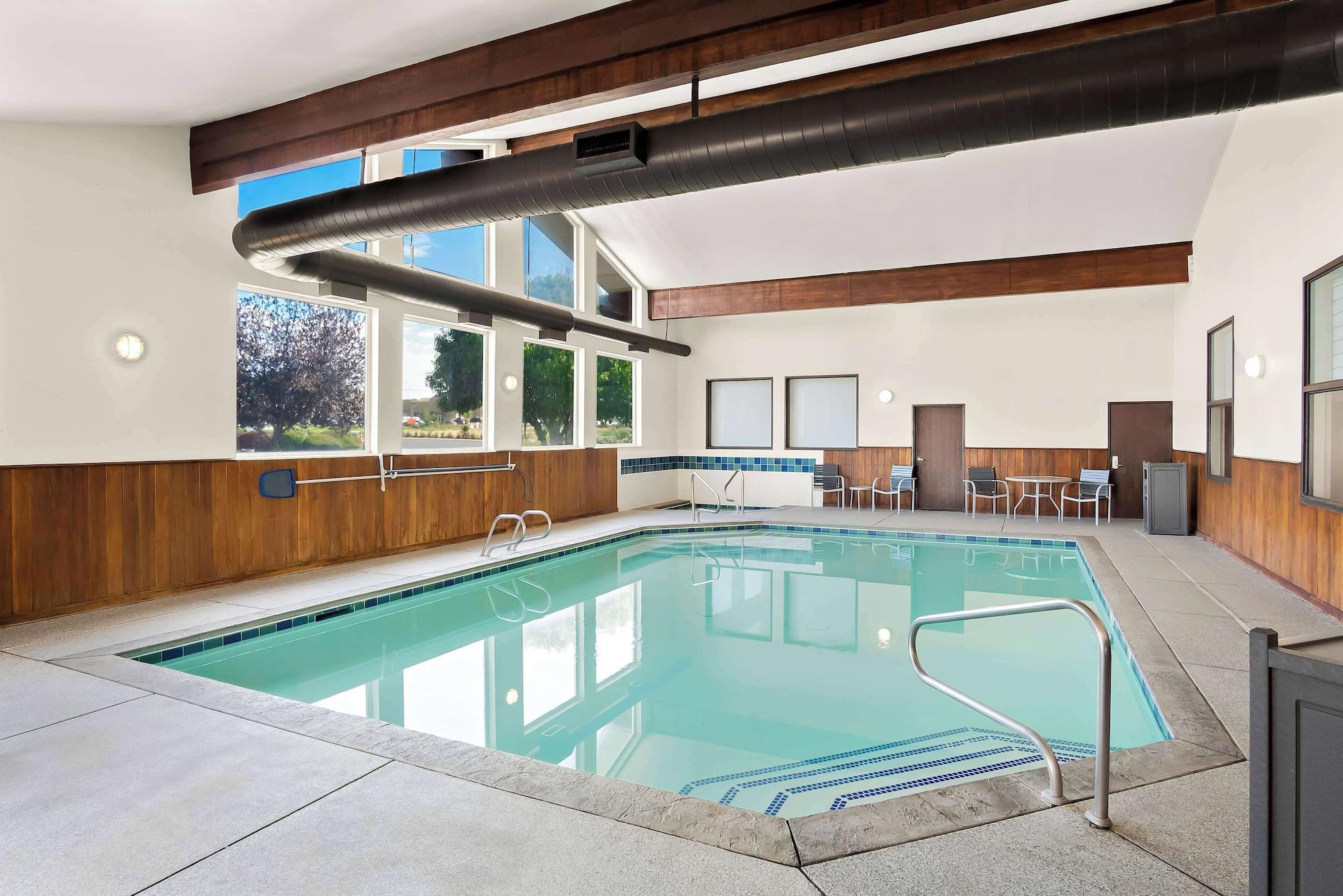 Vista Piscina Best Western Sawtooth Inn & Suites