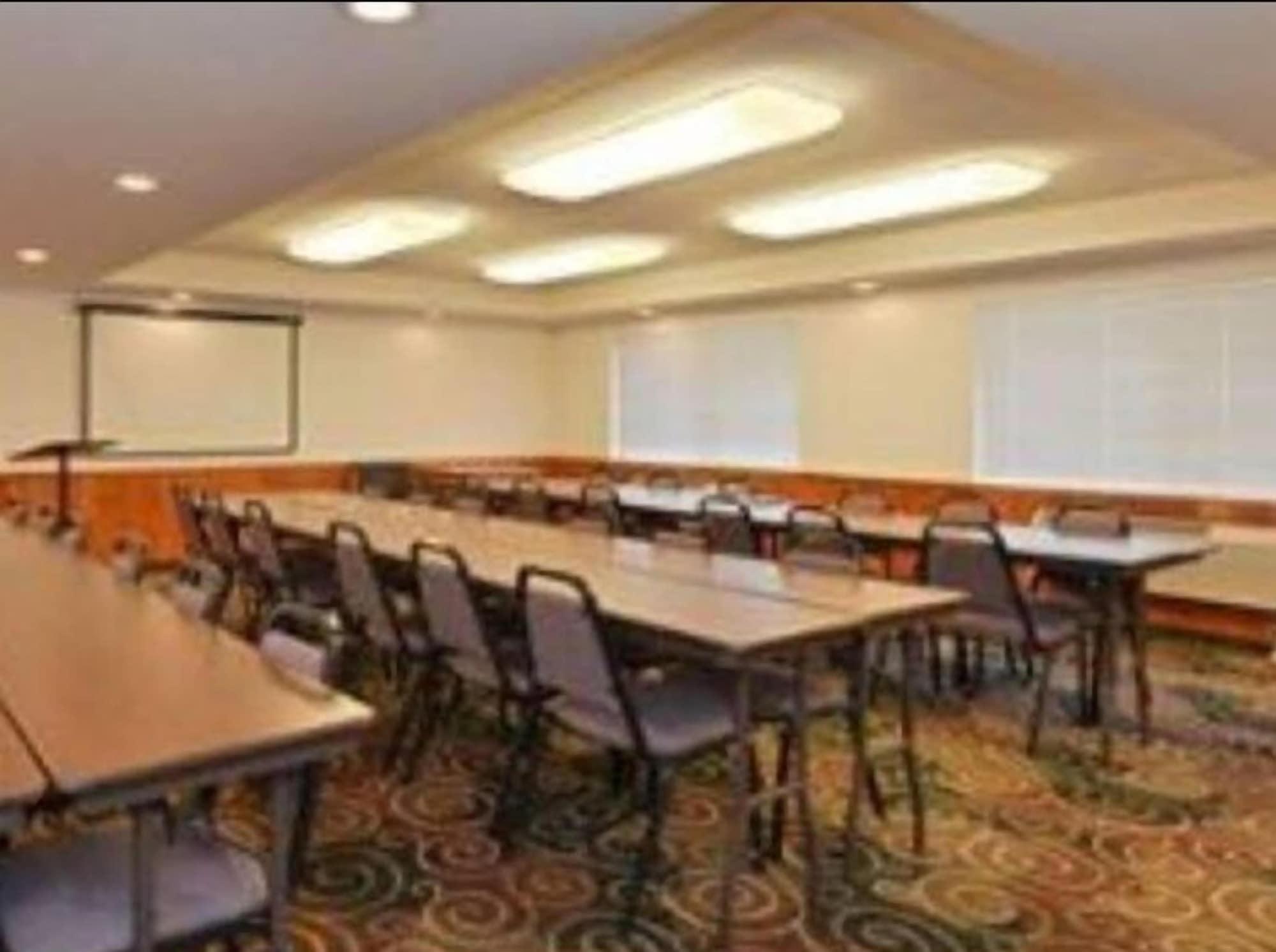 Sala de Reuniones American Inn and Suites