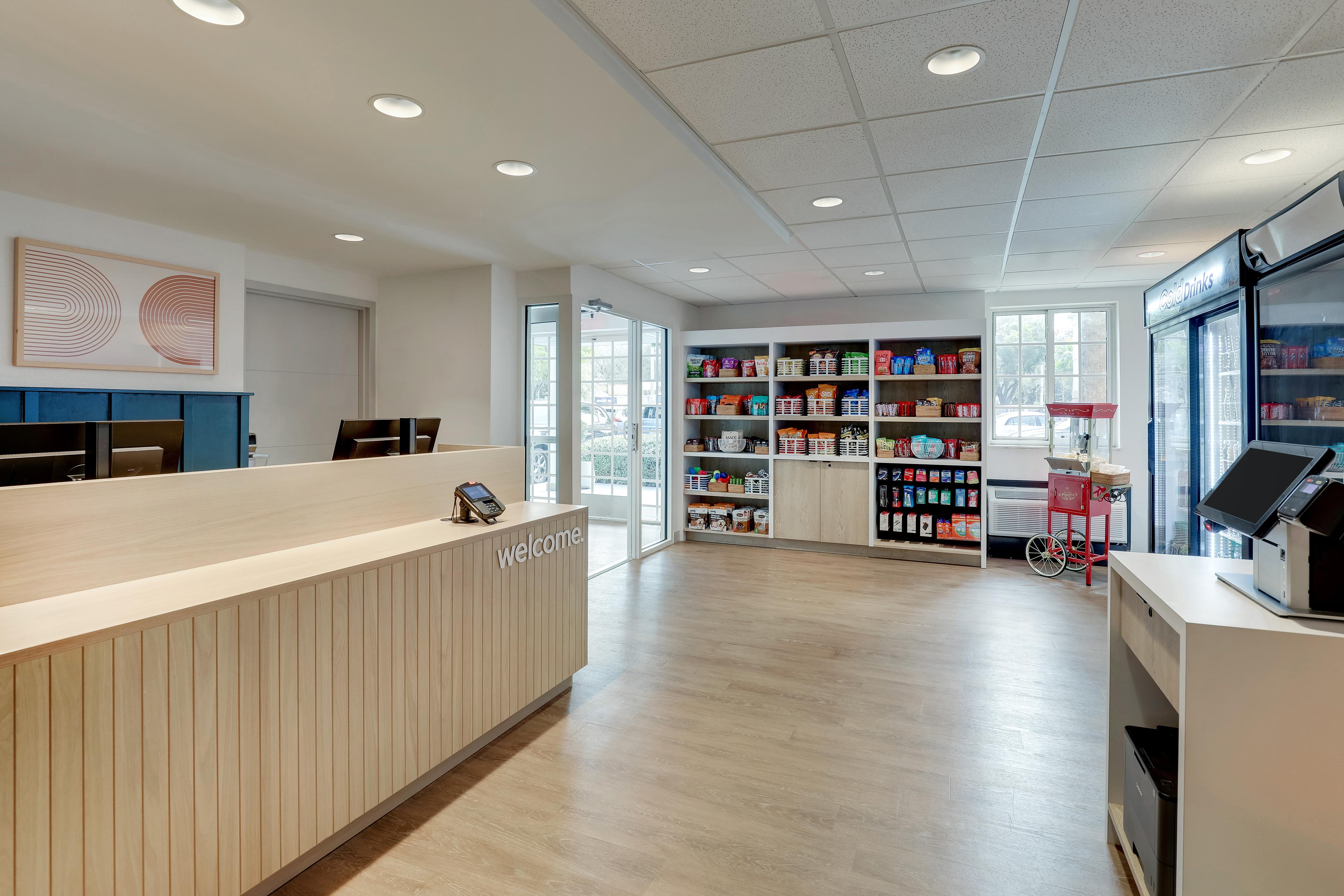 Vista Lobby Sonesta Simply Suites Miami Airport