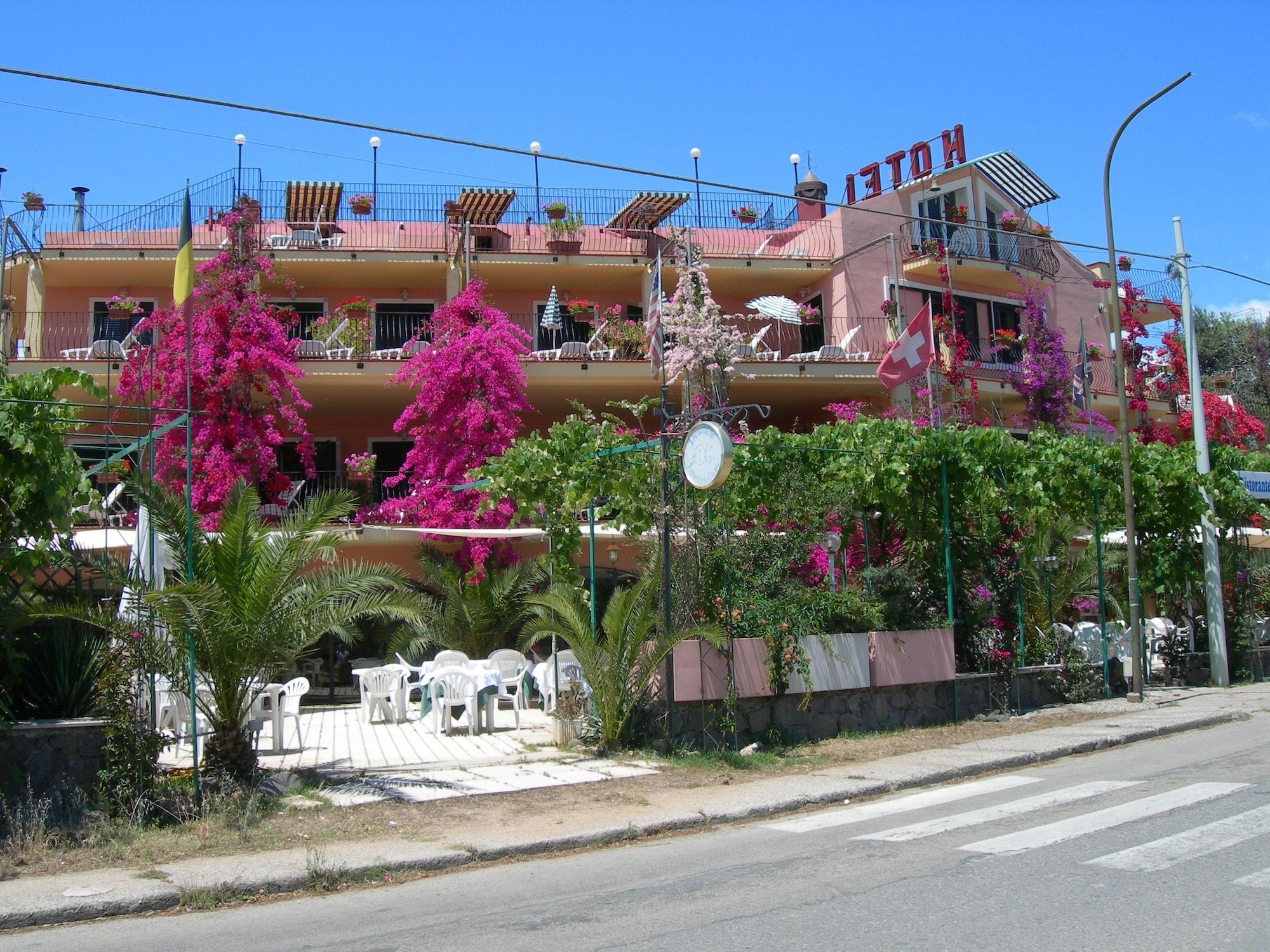 Vista Exterior Aparthotel Domus De Janas Sul Mare