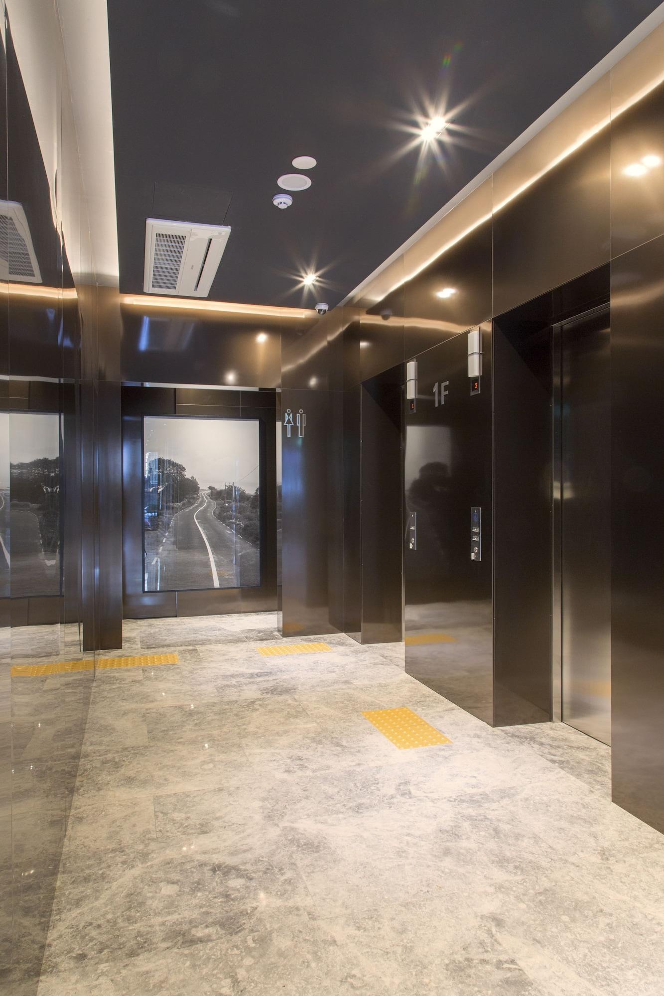 Vista Lobby GM JS Boutique Hotel