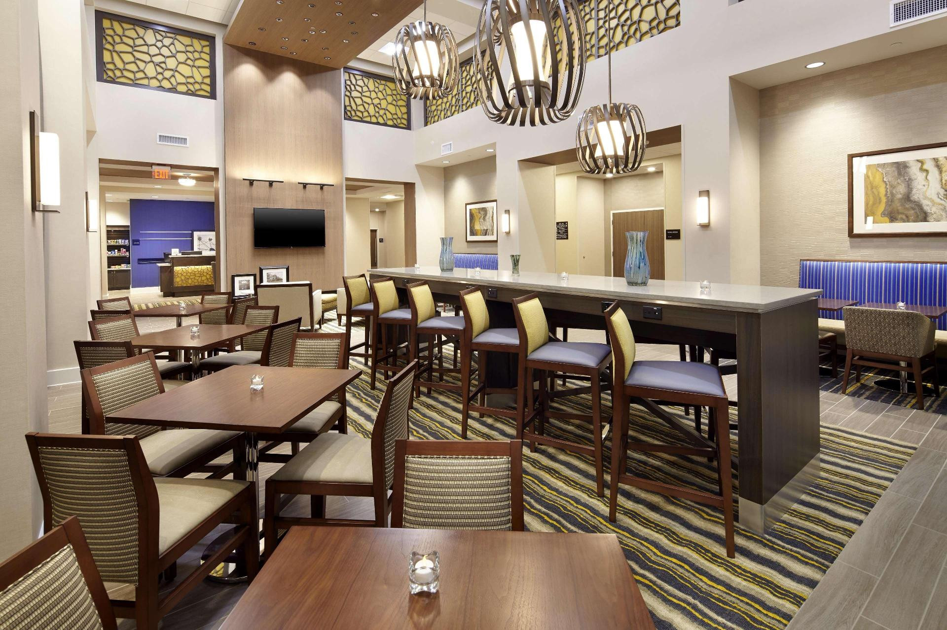 Vista Lobby Hampton Inn & Suites Pittsburgh Airport South–Settlers Ridge