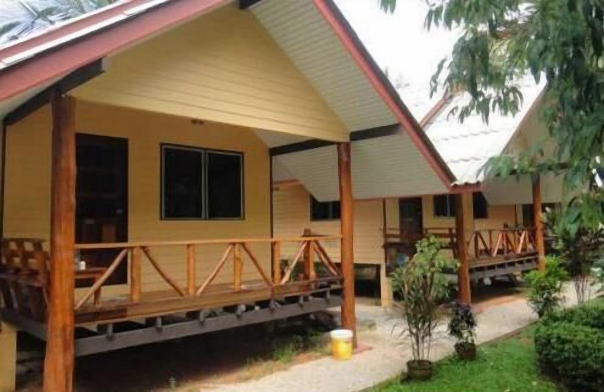 Varios Baan Tai Rom Yen Resort