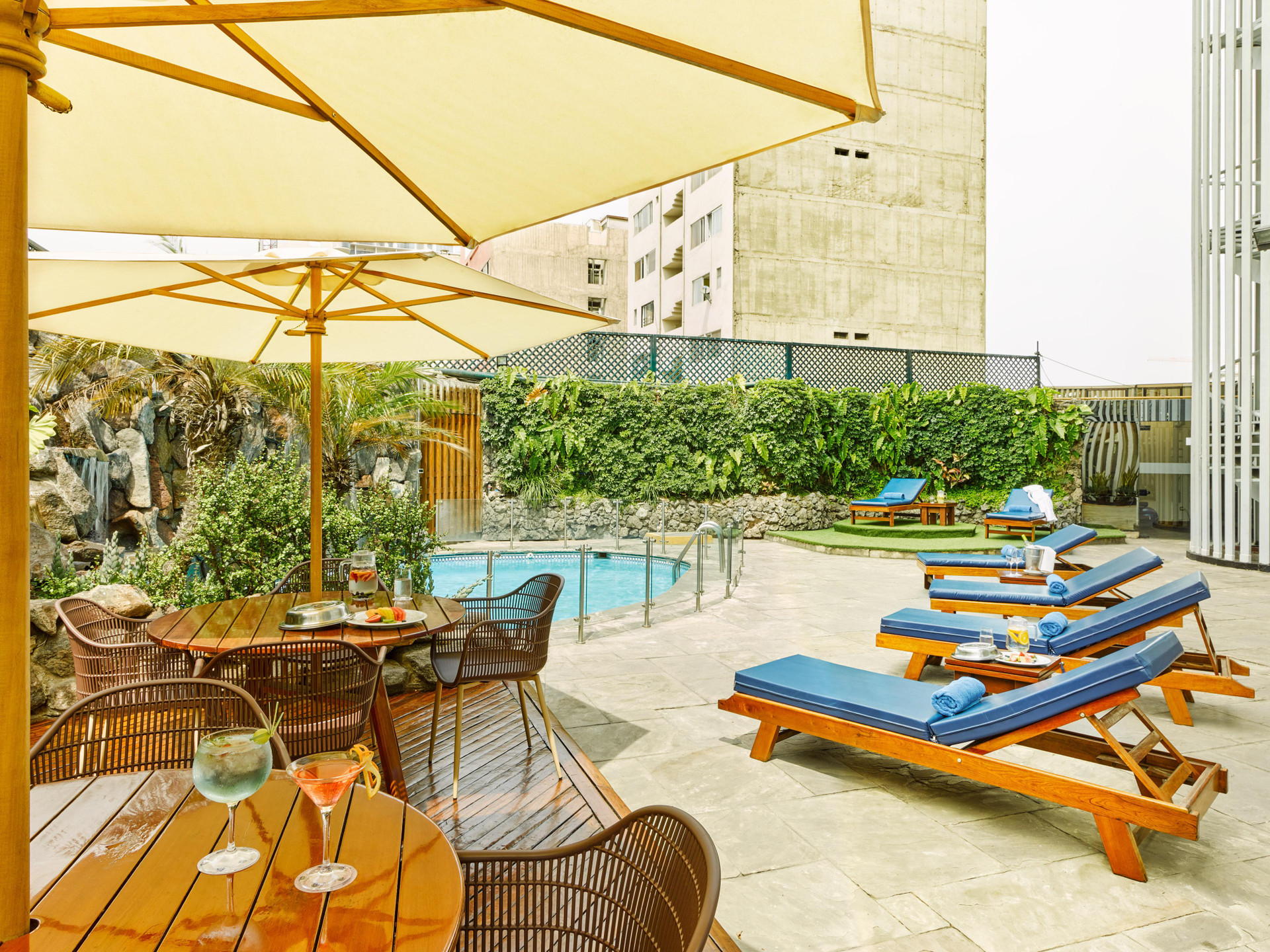 Pool view Hotel Estelar Miraflores