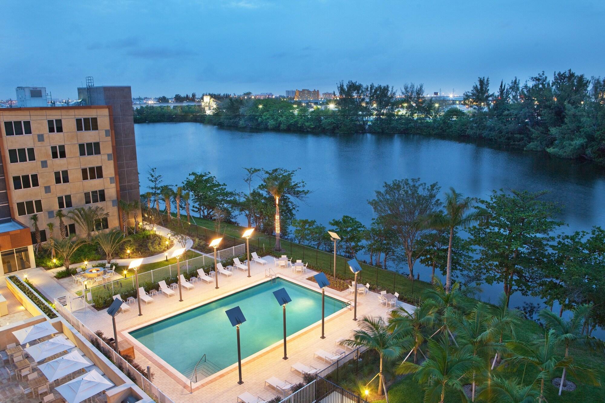 Vista Piscina Element Miami International Airport