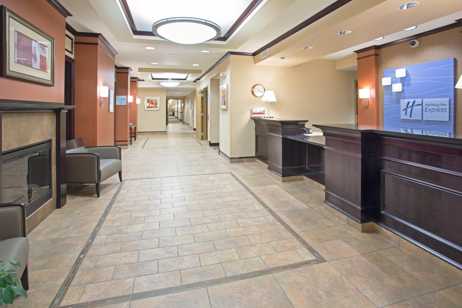 Vista Lobby Holiday Inn Express & Suites Minot by IHG