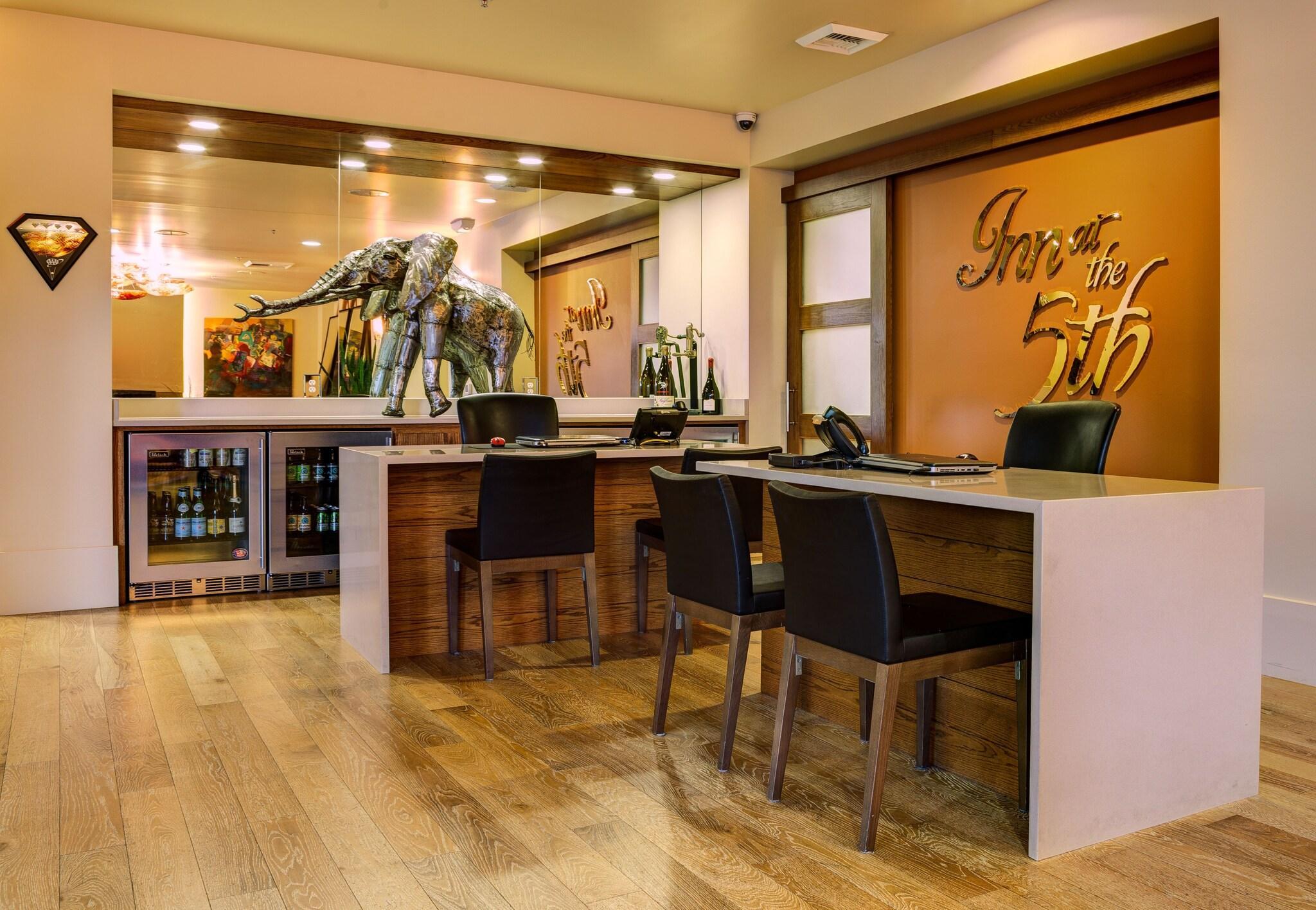 Vista Lobby Inn at the 5th