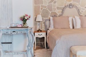 Alojamiento - A charming country house with separate guest rooms overlooking the lake.