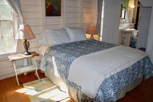 Alquiler Vacacional - Historic Summer Cottage on Pristine Long Pond With Modern Kitchen