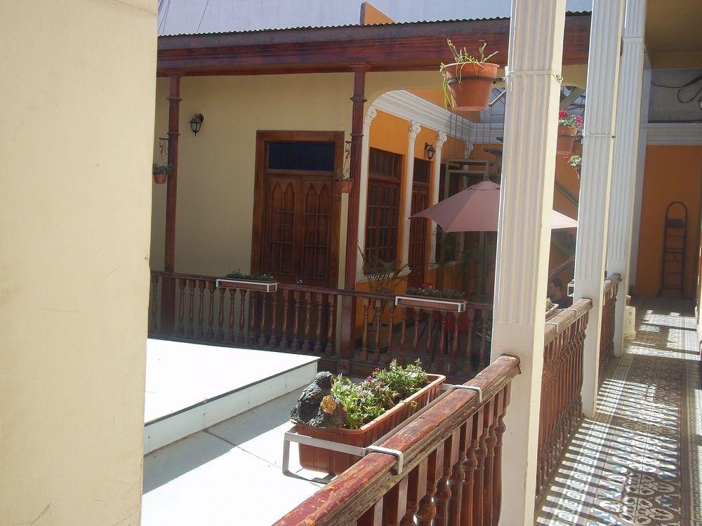 Vista da fachada Mango Hostel Bed and Breakfast