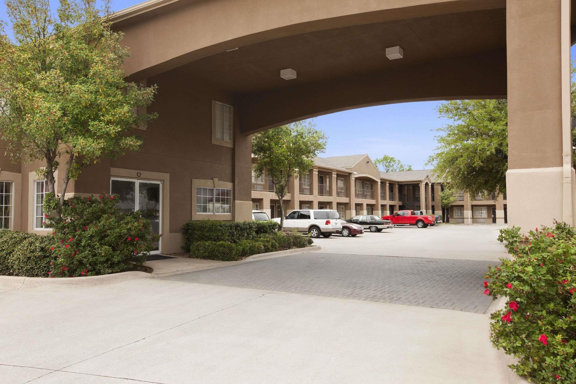 Vista Exterior Howard Johnson by Wyndham Grand Prairie Near Lone Star Park