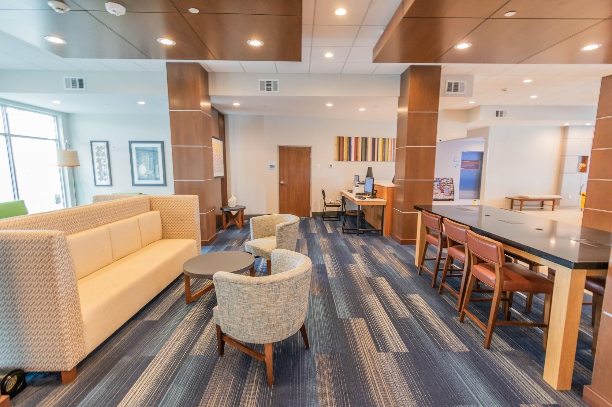 Vista Lobby Holiday Inn Express & Suites Houston IAH - Beltway 8 by IHG