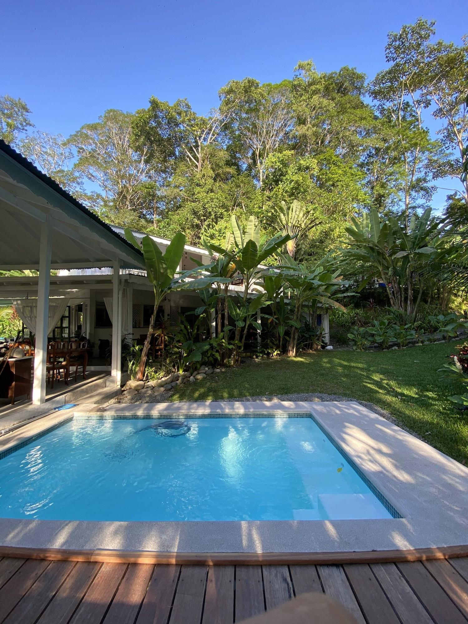 Vista Piscina Colina Secreta - Glamping and Villas