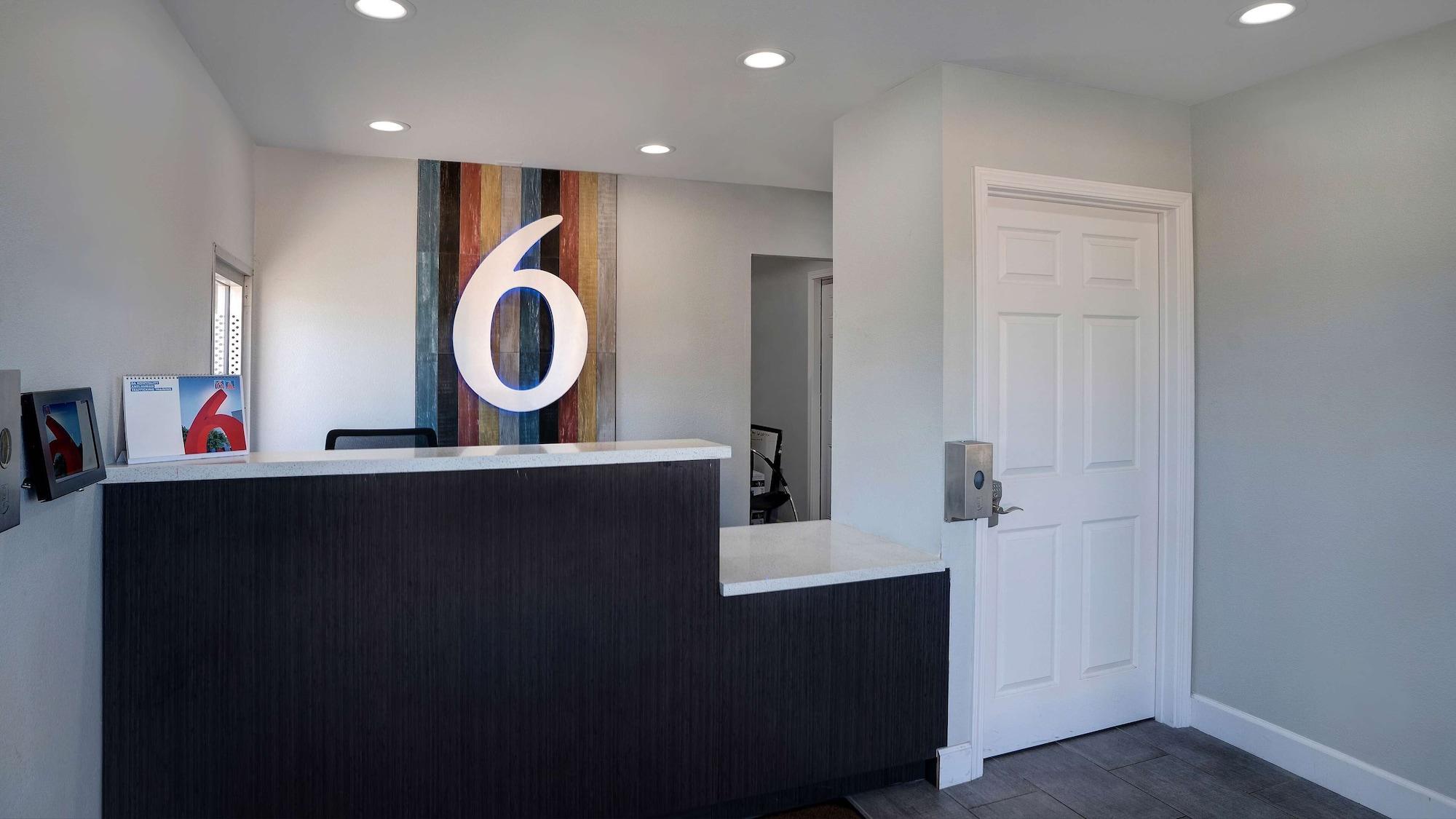 Vista Lobby Motel 6 Arcata, CA - Cal Poly Humboldt