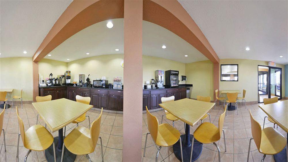 Restaurant Super 8 by Wyndham Tulsa