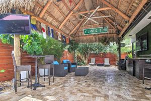Alquiler Vacacional - Upscale Home w/ Hot Tub: Walking Distance to Beach