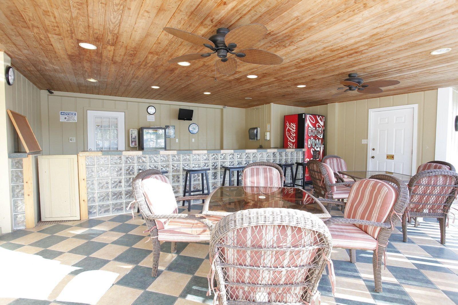 Bar/Salón Sherwood Forest RV Resort