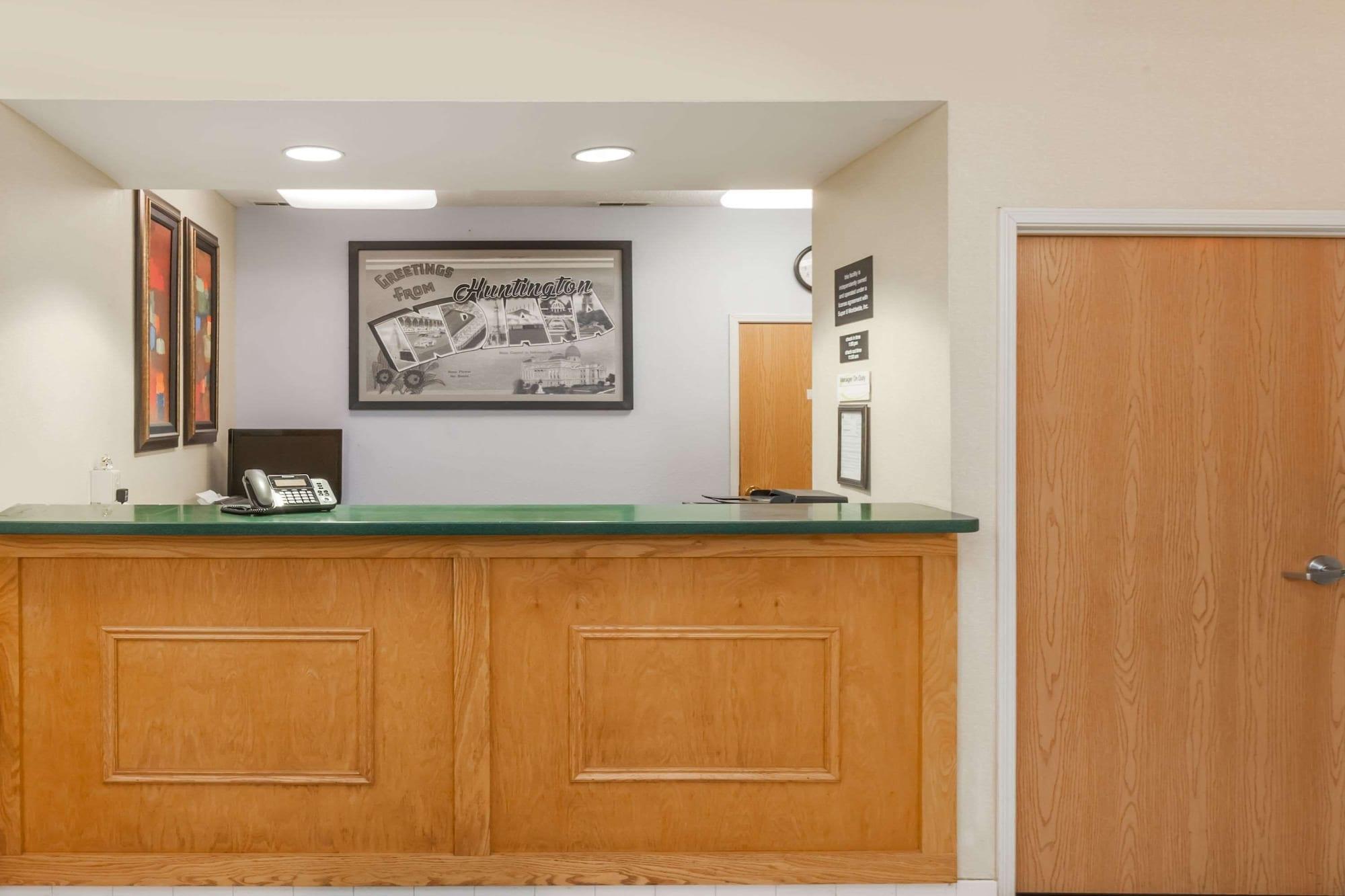 Vista Lobby Super 8 by Wyndham Huntington