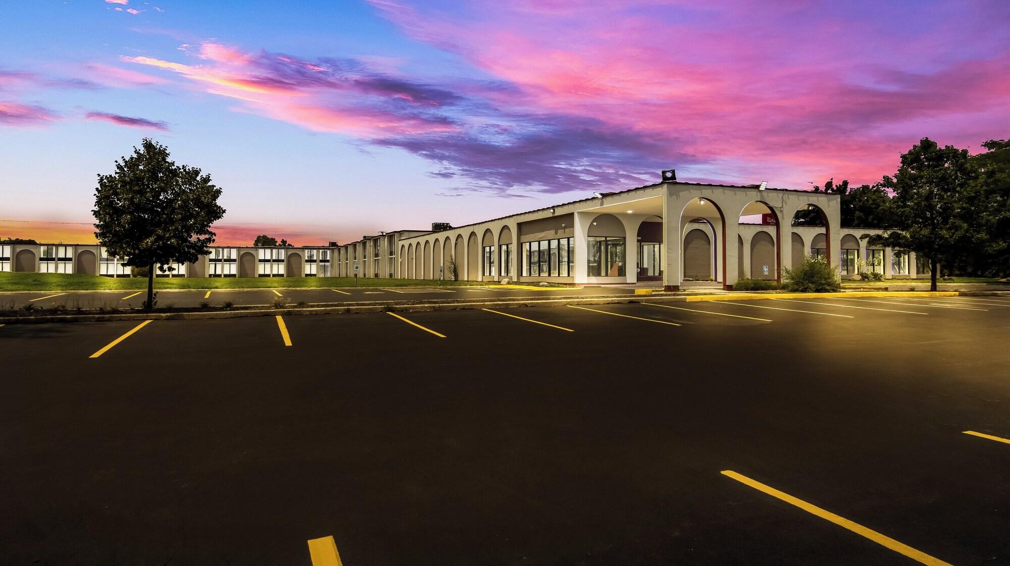 Vista Exterior HomeTowne Studios by Red Roof & Conference Center Chicago – N Aurora/ Naperville