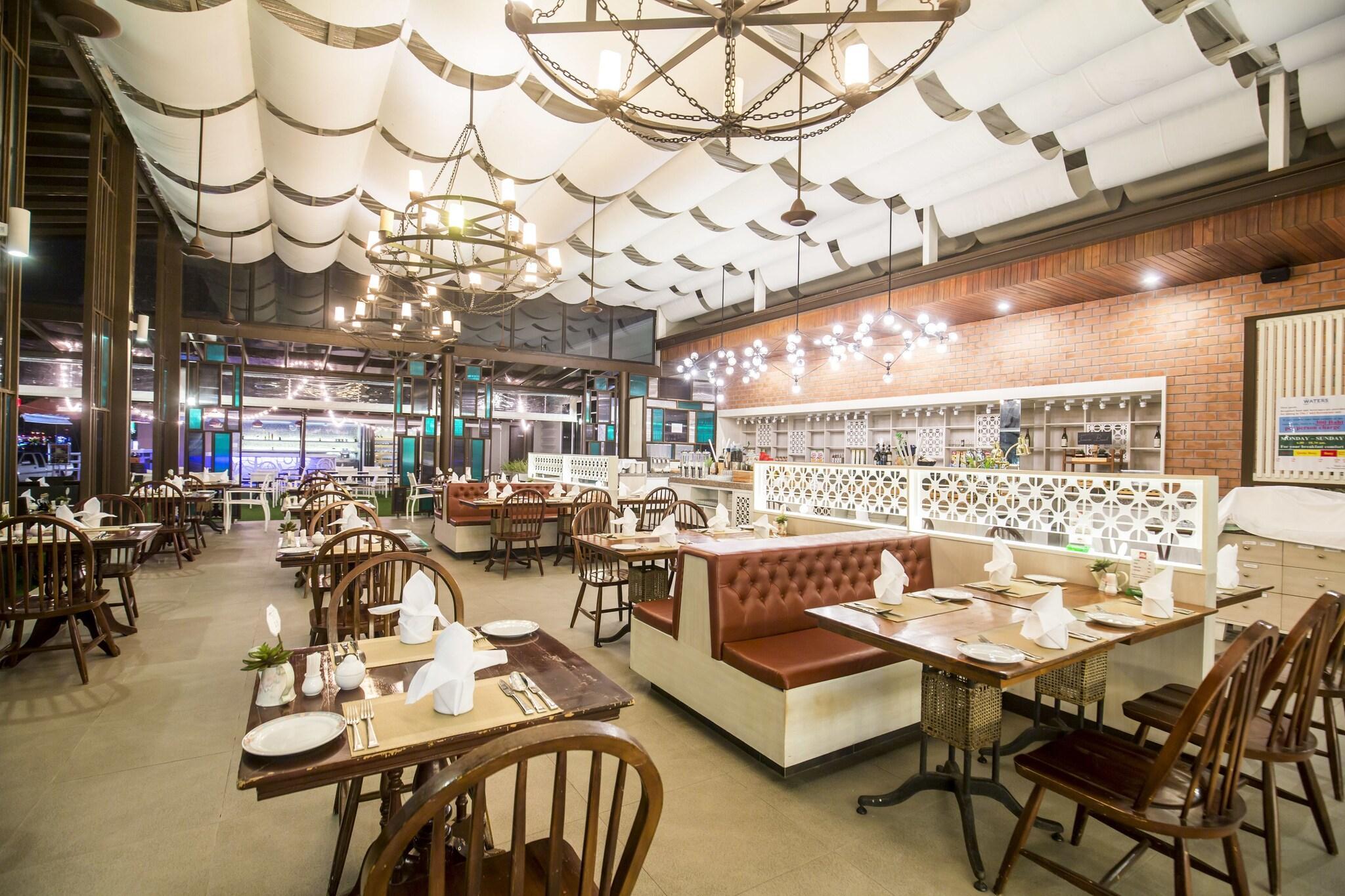Restaurant The Waters Khao Lak by Katathani
