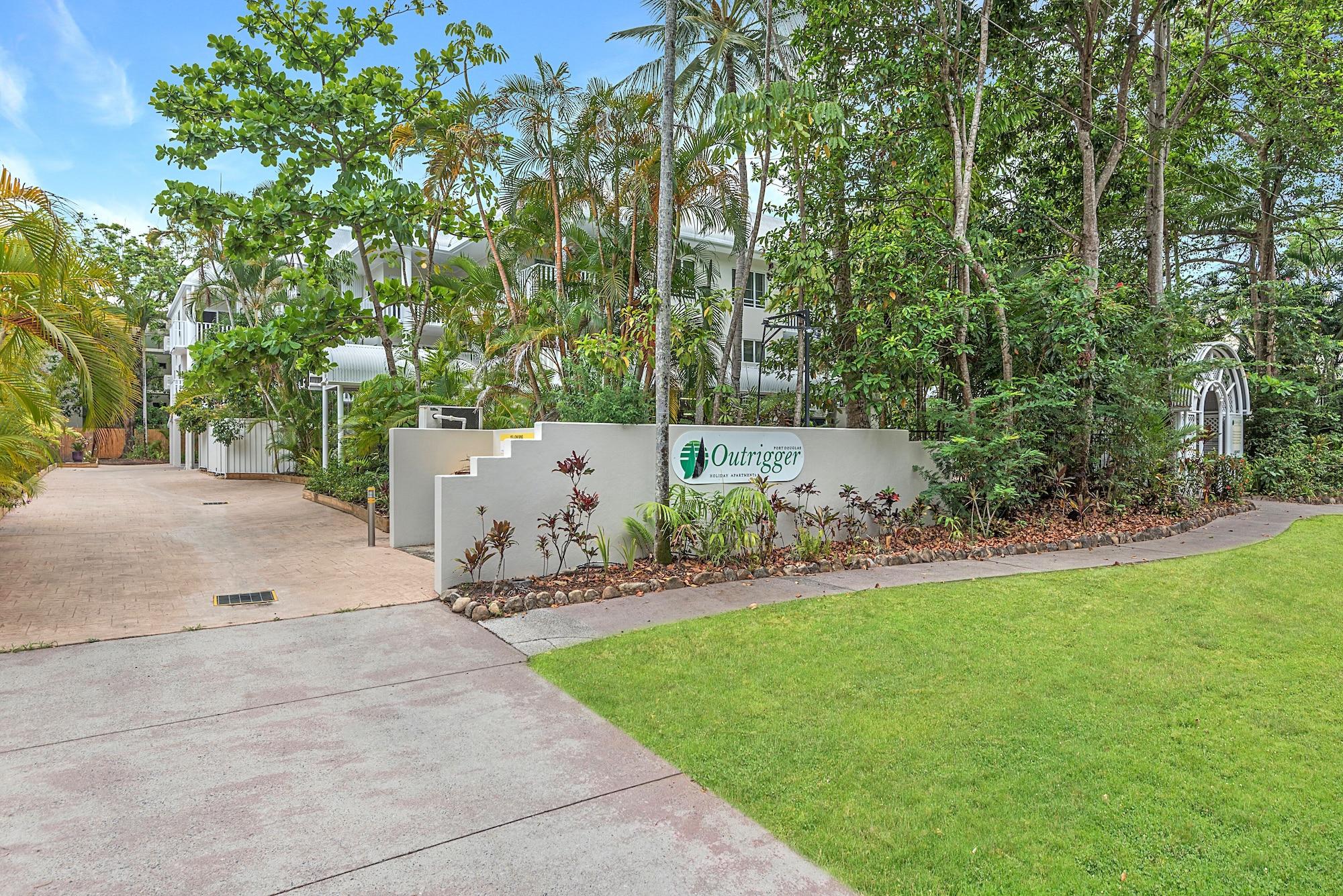 Vista Exterior Port Douglas Outrigger Holiday Apartments