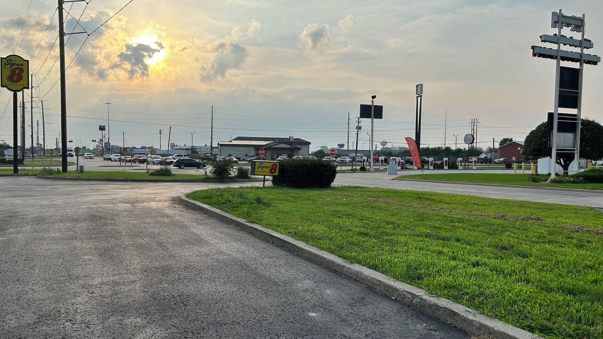 Vista Exterior Super 8 by Wyndham Gilman
