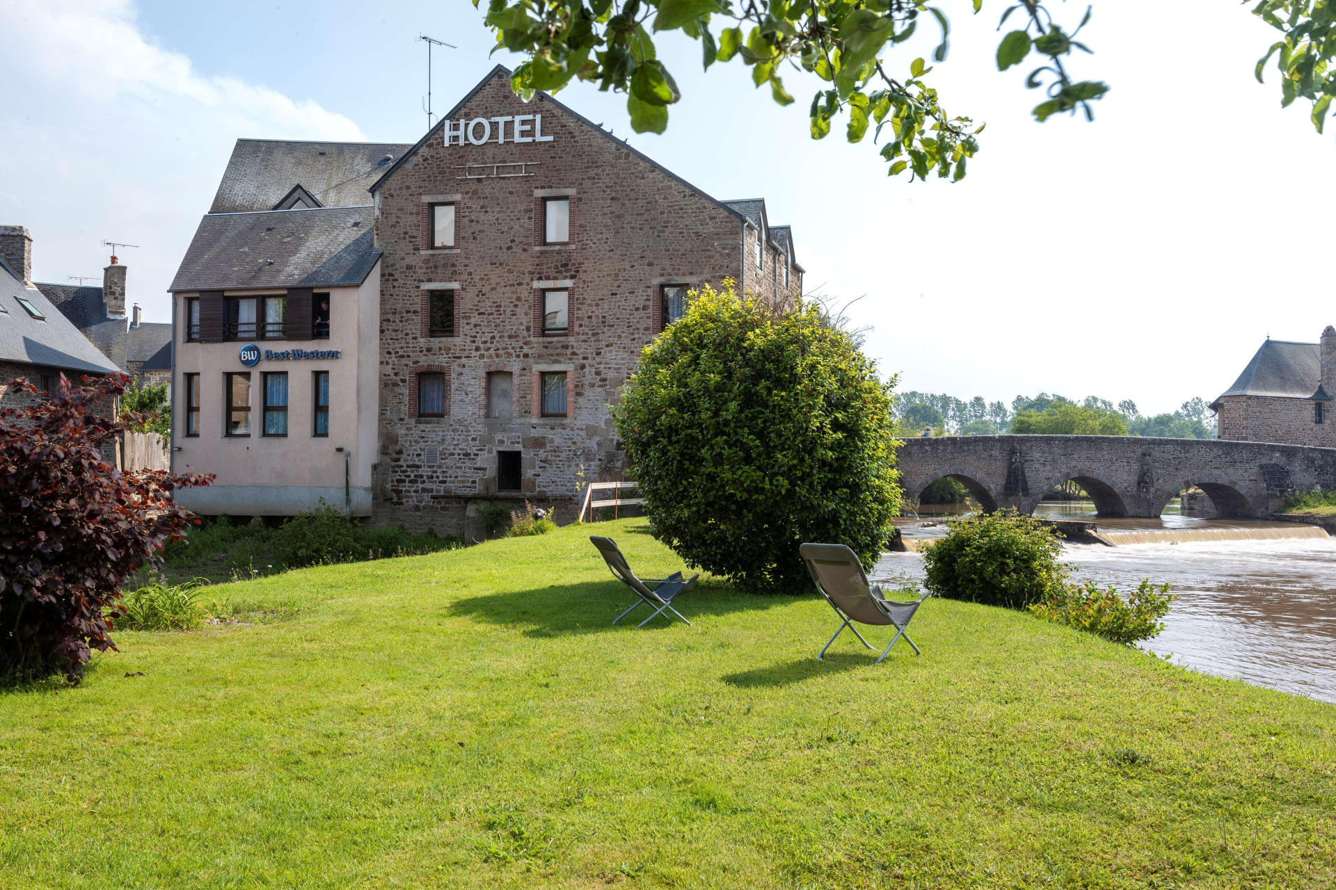 Vista Exterior Best Western Le Moulin De Ducey