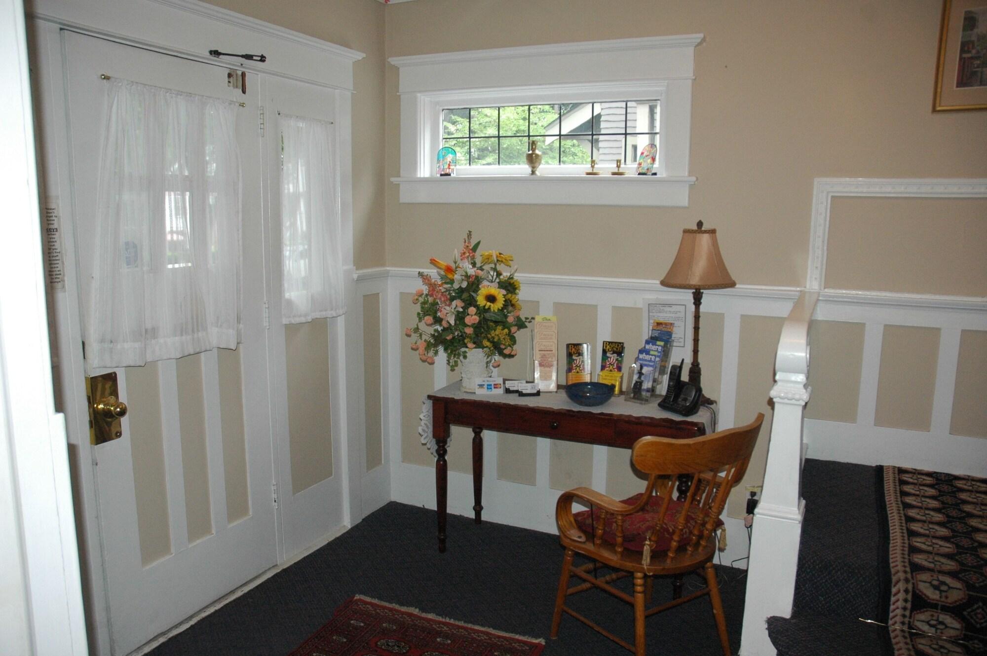 Vista Lobby Cambie Lodge B&B