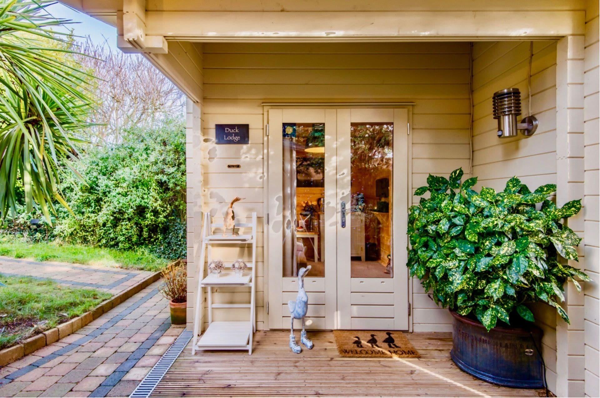 Varios Duck Lodge B&B