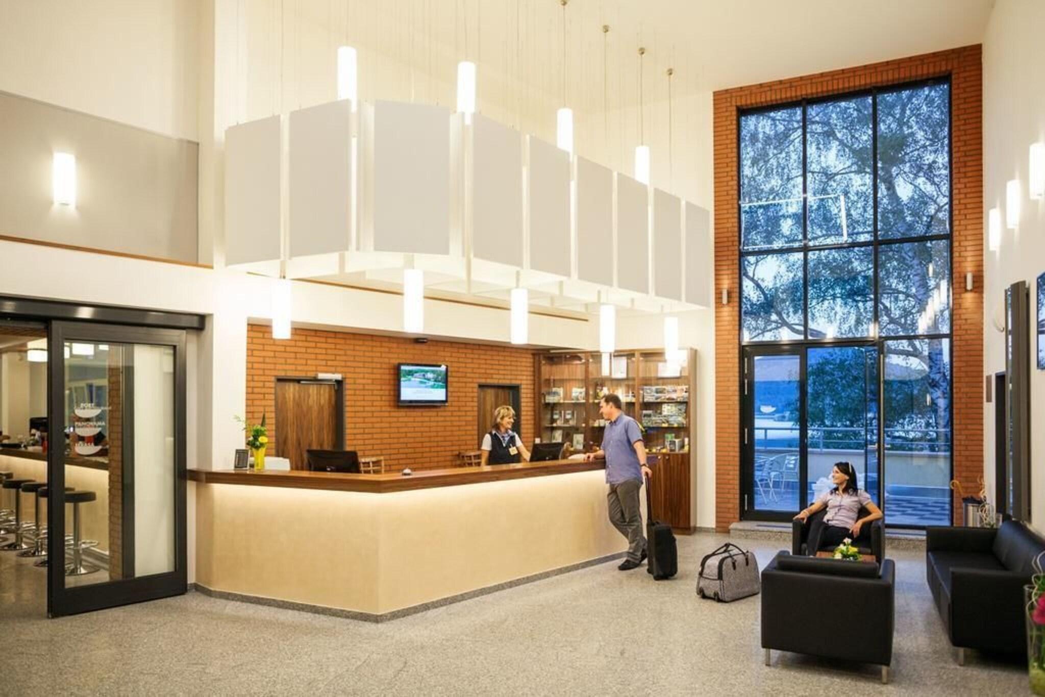 Vista Lobby Port