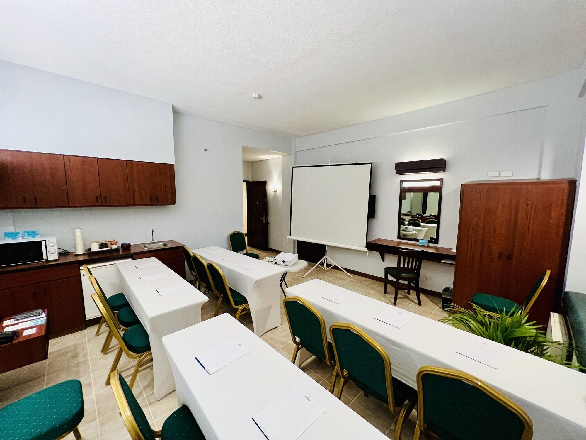 Sala de Reuniones Microtel by Wyndham Tarlac