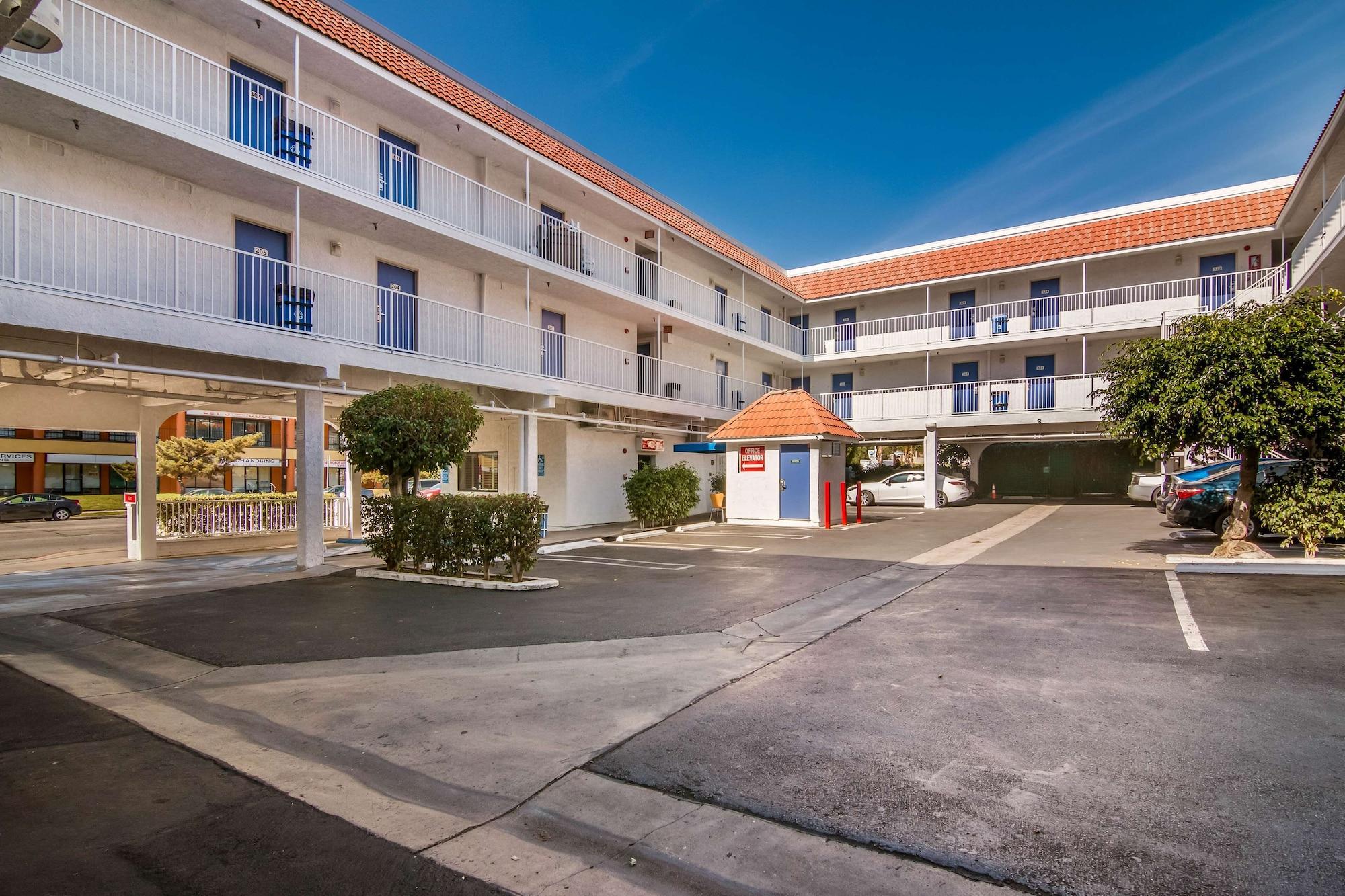 Vista Exterior Motel 6 Monterey Park, CA
