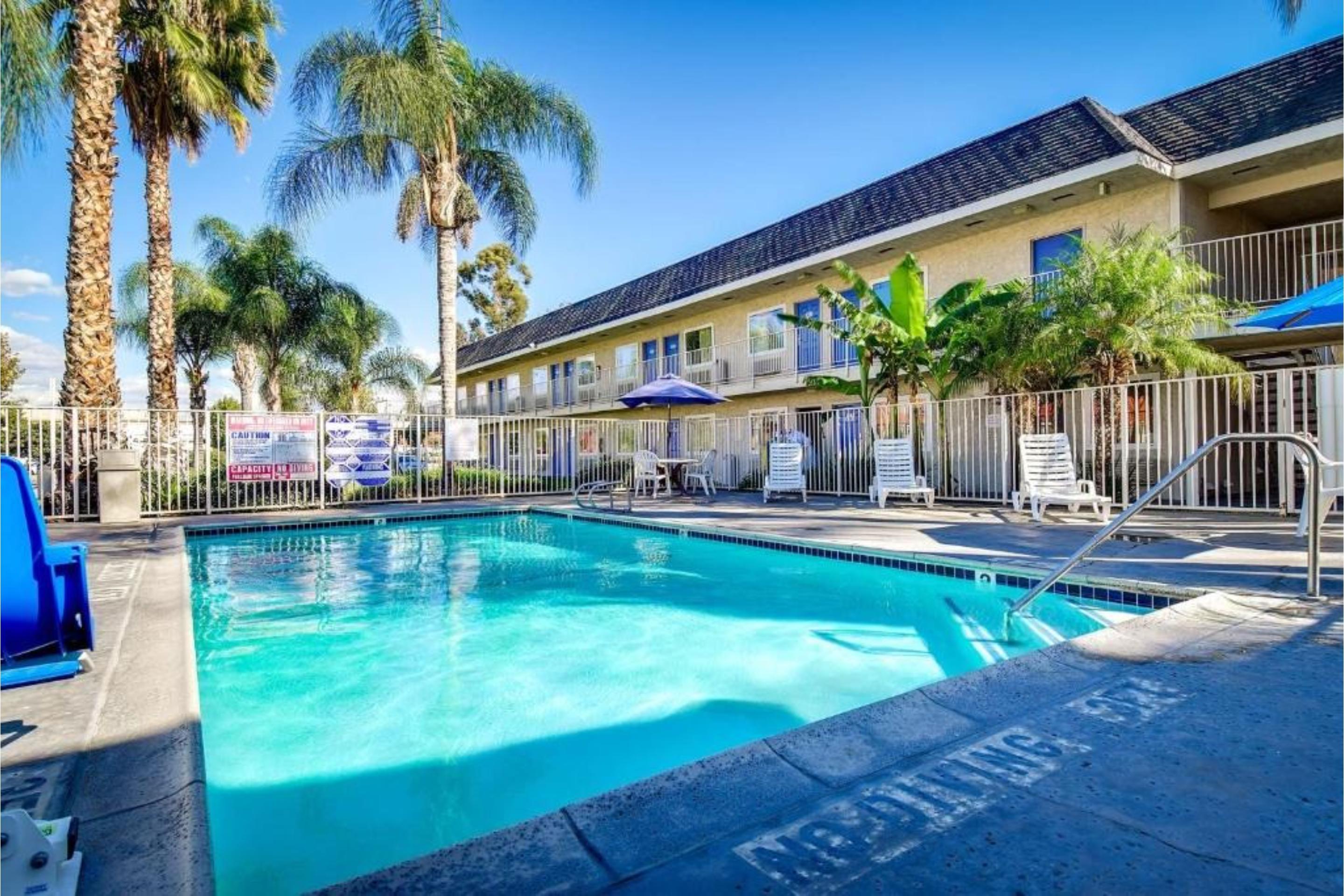 Vista Piscina Motel 6 Riverside, CA - South