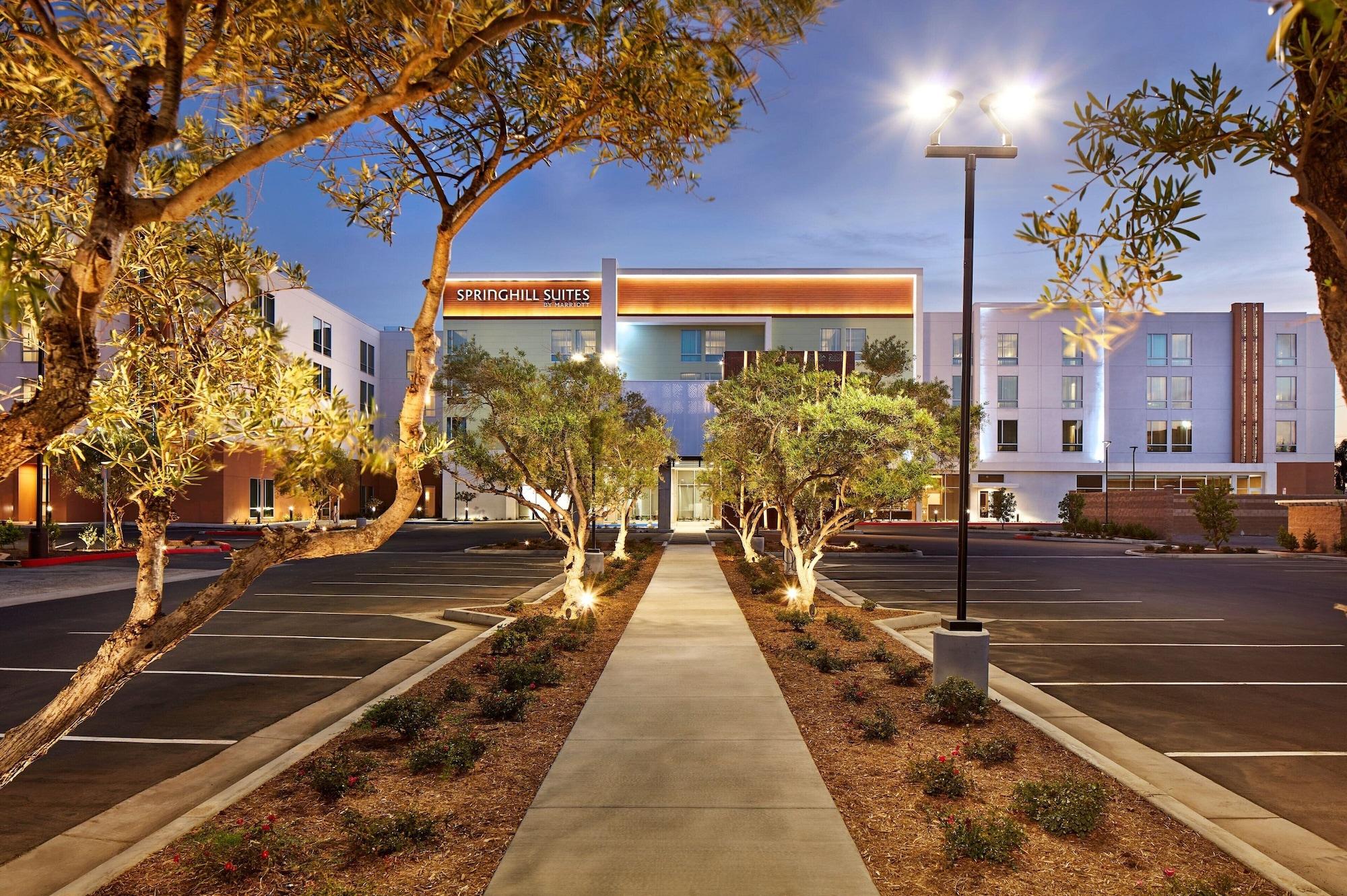 Vista Exterior SpringHill Suites by Marriott Los Angeles Downey