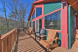 Alquiler Vacacional - North Carolina Escape w/ Deck, Grill & Fire Pit!