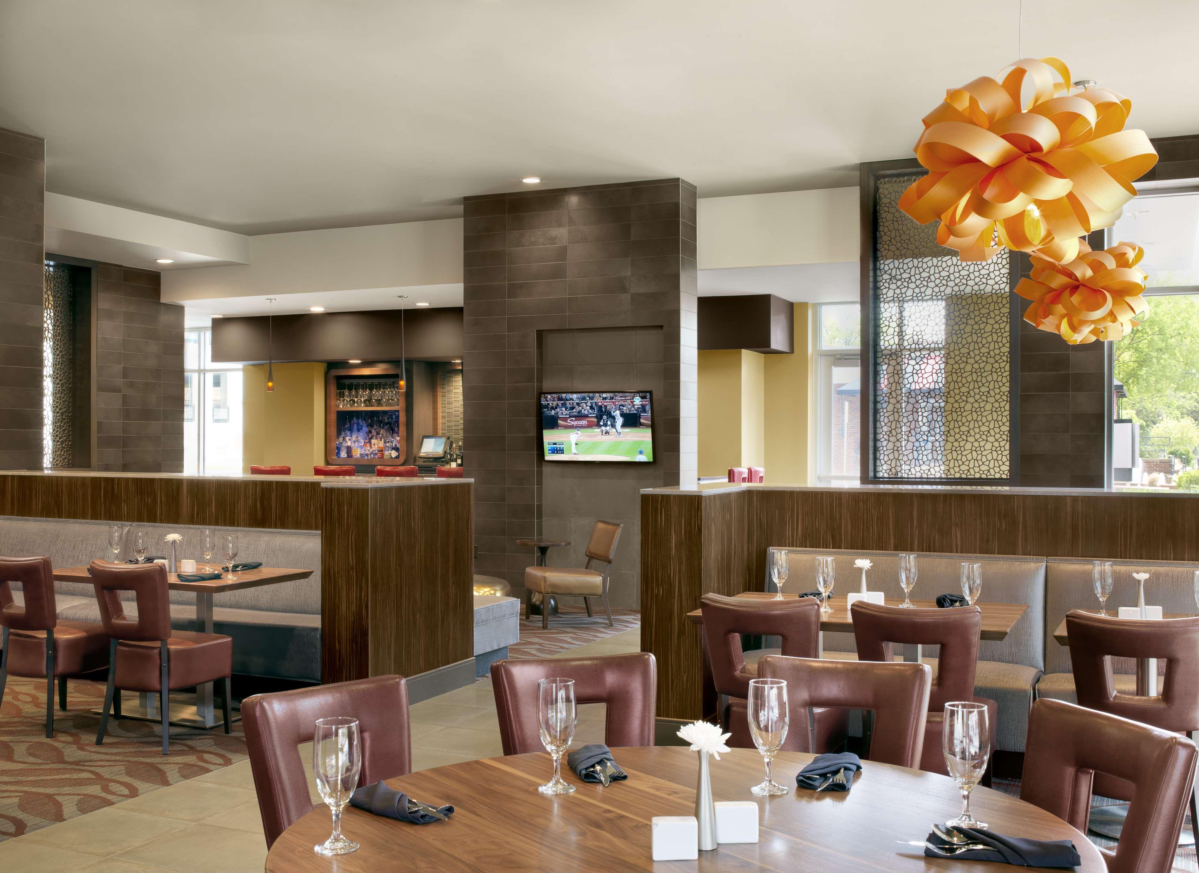 Restaurant The Broadway Columbia - a DoubleTree by Hilton