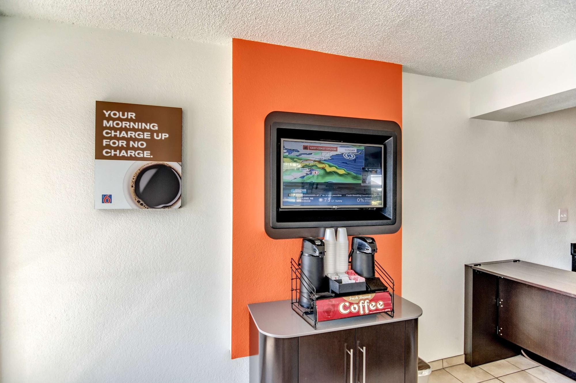 Bar/Salón Motel 6 Stockton, CA - North