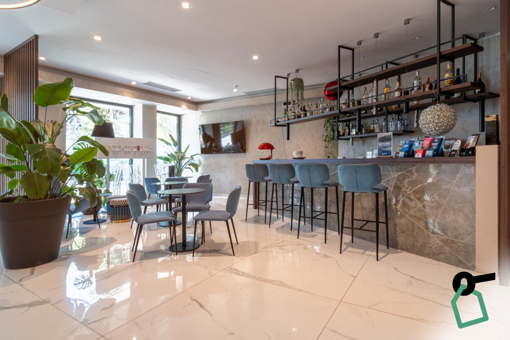 Bar/Salón Hotiday Lerici Porto