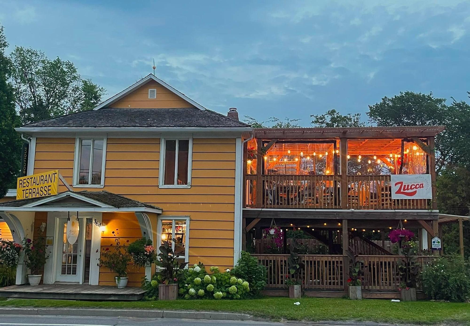 Varios Jaune Hôtel Boutique