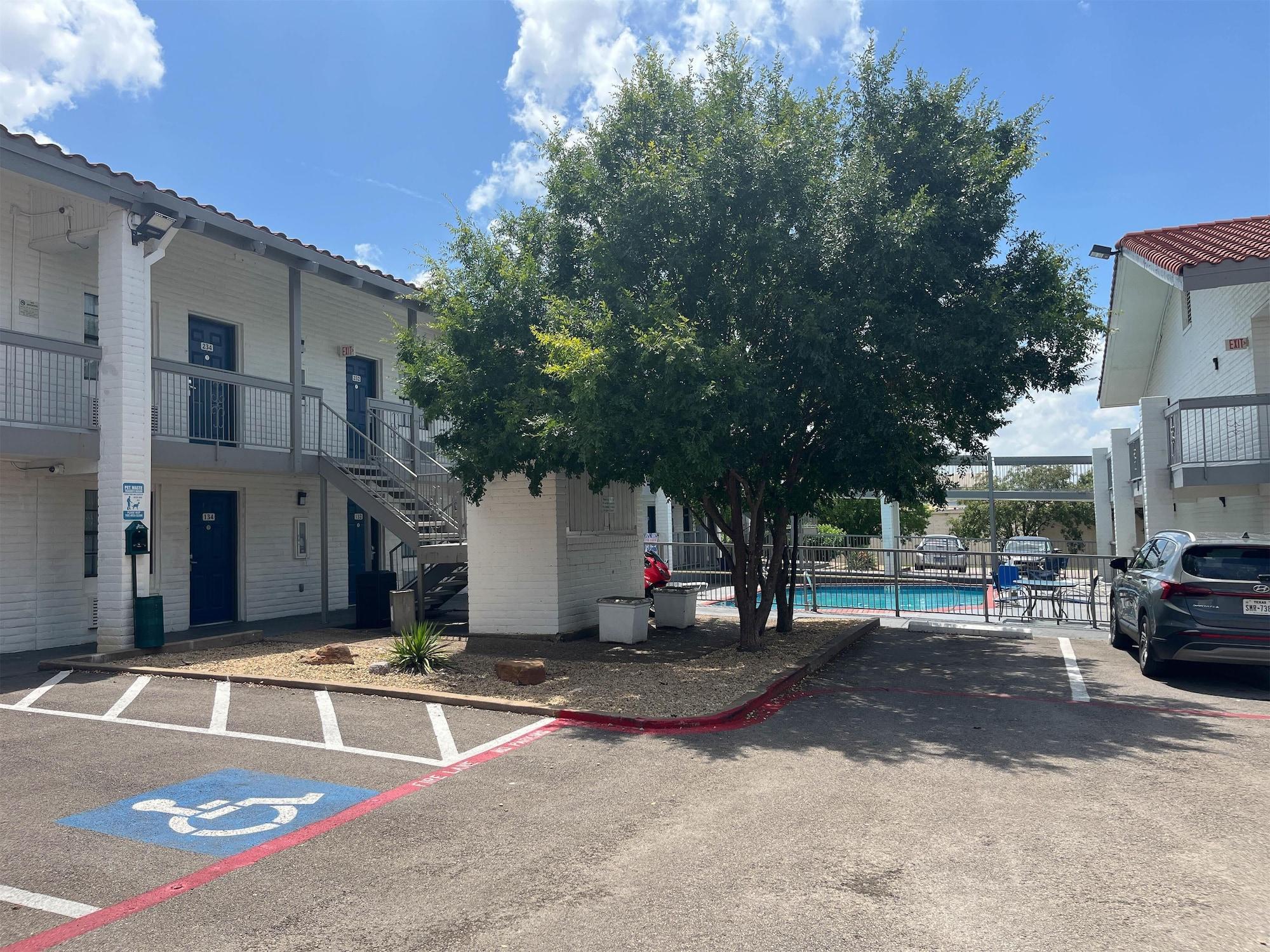 Vista Exterior Studio 6 Suites Euless, Tx – Dfw West