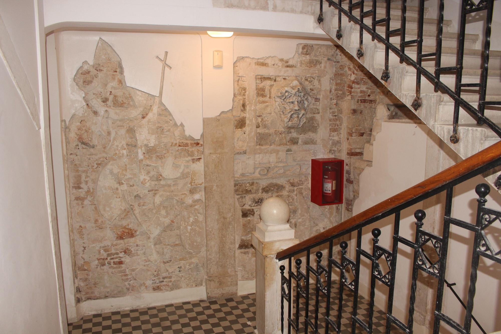 Varios Luxury Rooms Rustic Chic