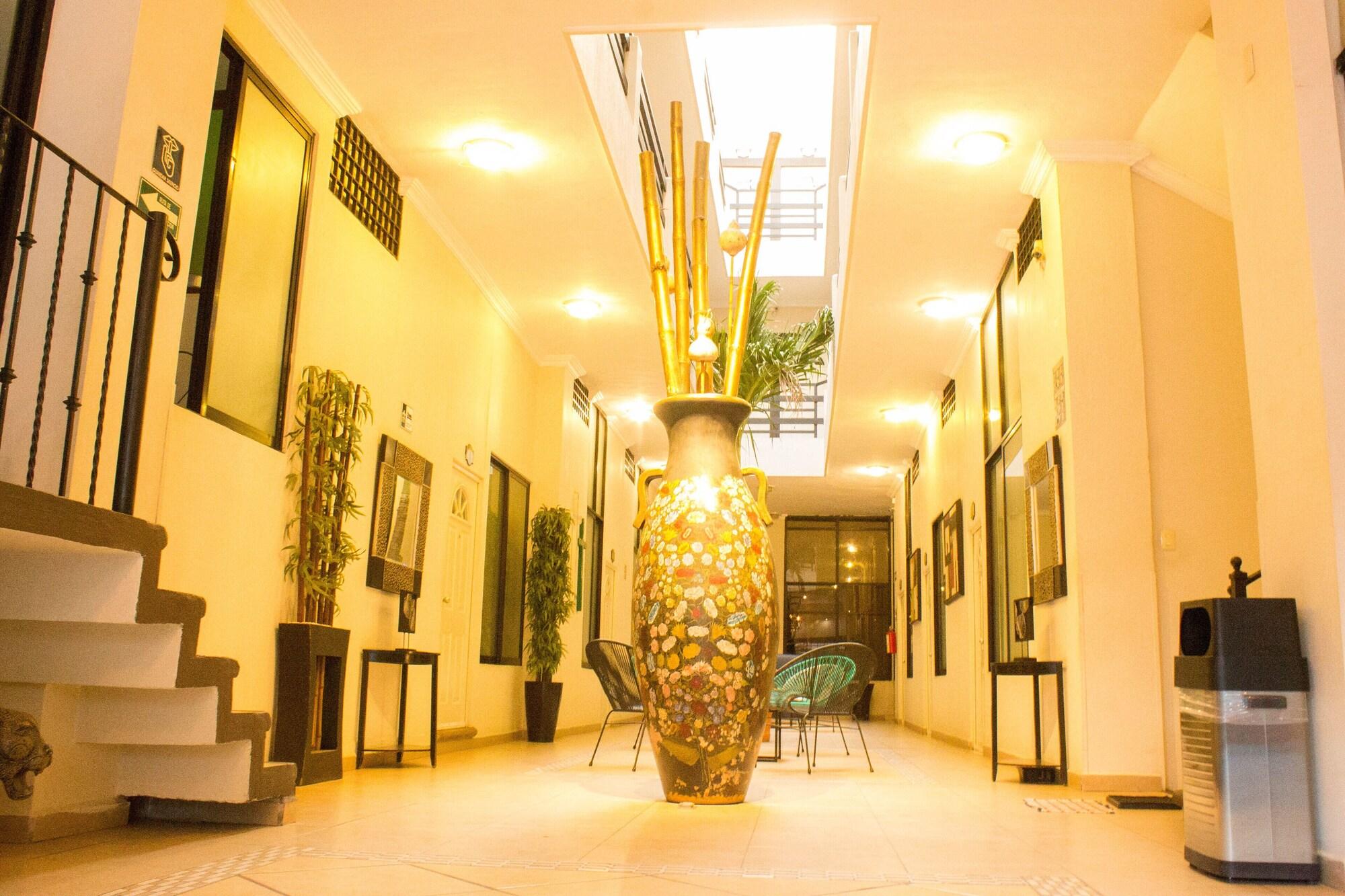 Vista Lobby Hotel Esmeralda's