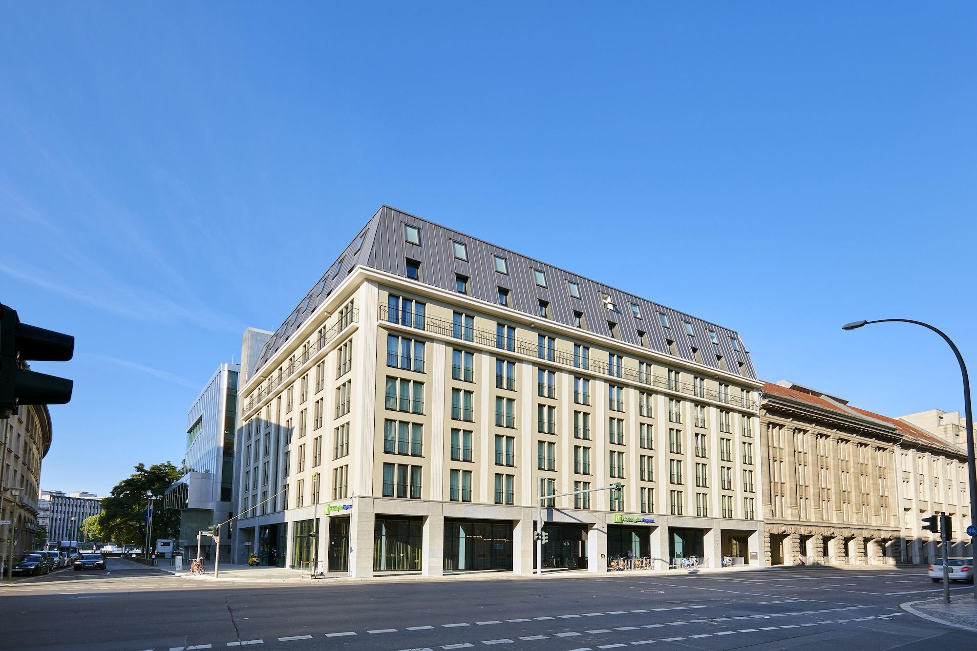Vista Exterior Holiday Inn Express Berlin - Alexanderplatz by IHG